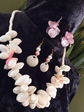 White Shell Statement Necklace 20 In L.  & 2 Earring Sets